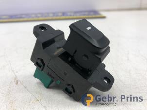 Gebruikte Raam schakelaar elektrisch Hyundai i10 (B5) 1.0 12V Prijs € 10,00 Margeregeling aangeboden door Autorec. Gebr. Prins b.v.
