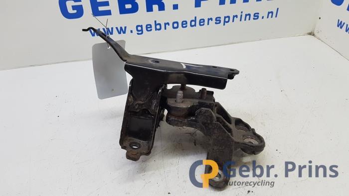 Gebruikte Versnellingsbak Steun Peugeot 108 1.0 12V VVT-i Prijs € 20,00 Margeregeling aangeboden door Autorec. Gebr. Prins b.v.