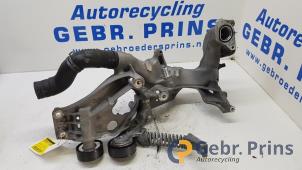 Dynamosteun onder van een Mercedes-Benz A (W176) 1.8 A-180 CDI 16V Autom. 2013