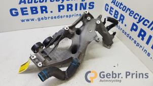 Dynamosteun onder van een Mercedes-Benz A (W176) 1.8 A-180 CDI 16V Autom. 2013