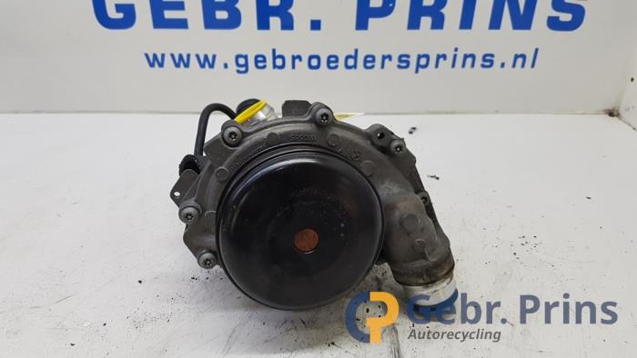 Gebruikte Waterpomp Mercedes A (W176) 1.8 A-180 CDI 16V Autom. Prijs € 75,00 Margeregeling aangeboden door Autorec. Gebr. Prins b.v.