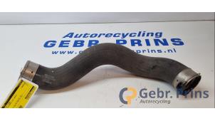 Gebruikte Intercooler Slang Mercedes A (W176) 1.8 A-180 CDI 16V Autom. Prijs € 30,00 Margeregeling aangeboden door Autorec. Gebr. Prins b.v.
