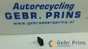Gebruikte Alarmlicht Schakelaar Mazda 3 Sport (BK) 2.0i 16V Prijs € 10,00 Margeregeling aangeboden door Autorec. Gebr. Prins b.v.