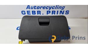 Gebruikte Dashboardkastje Opel Karl 1.0 12V Prijs € 25,00 Margeregeling aangeboden door Autorec. Gebr. Prins b.v.