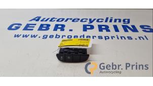 Gebruikte ESP Schakelaar Opel Karl 1.0 12V Prijs € 15,00 Margeregeling aangeboden door Autorec. Gebr. Prins b.v.
