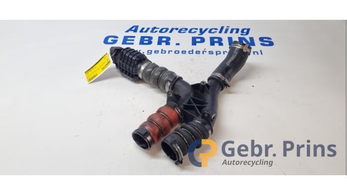Gebruikte Intercooler Slang Peugeot 208 I (CA/CC/CK/CL) 1.6 e-HDi FAP Prijs € 25,00 Margeregeling aangeboden door Autorec. Gebr. Prins b.v.
