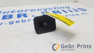 Gebruikte Schakelaar Elektrisch Raam Dacia Lodgy (JS) 1.6 Sce 100 16V Prijs € 10,00 Margeregeling aangeboden door Autorec. Gebr. Prins b.v.