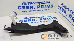 Gebruikte Ruitensproeiertank voor Citroen C4 Picasso (3D/3E) 1.6 e-HDi 115 Prijs € 30,00 Margeregeling aangeboden door Autorec. Gebr. Prins b.v.