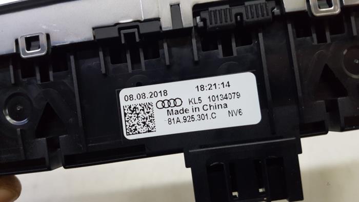 Paniekverlichtings Schakelaar van een Audi Q2 (GAB/GAG) 1.0 30 TFSI 12V 2020
