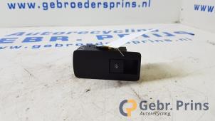 Gebruikte Ruit schakelaar elektrisch Opel Insignia 2.0 CDTI 16V 160 Ecotec Prijs € 10,00 Margeregeling aangeboden door Autorec. Gebr. Prins b.v.