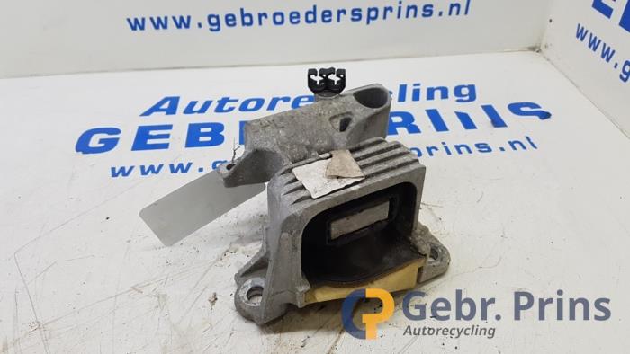 Gebruikte Motorsteun Renault Grand Scénic III (JZ) 1.4 16V TCe 130 Prijs € 25,00 Margeregeling aangeboden door Autorec. Gebr. Prins b.v.