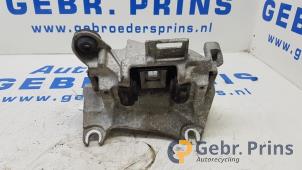 Gebruikte Versnellingsbak Steun Renault Grand Scénic III (JZ) 1.4 16V TCe 130 Prijs € 25,00 Margeregeling aangeboden door Autorec. Gebr. Prins b.v.