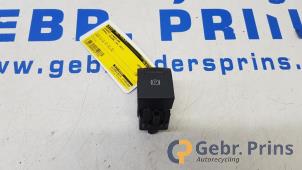 Gebruikte Handrem schakelaar Renault Megane III Grandtour (KZ) 1.5 dCi 110 Prijs € 15,00 Margeregeling aangeboden door Autorec. Gebr. Prins b.v.