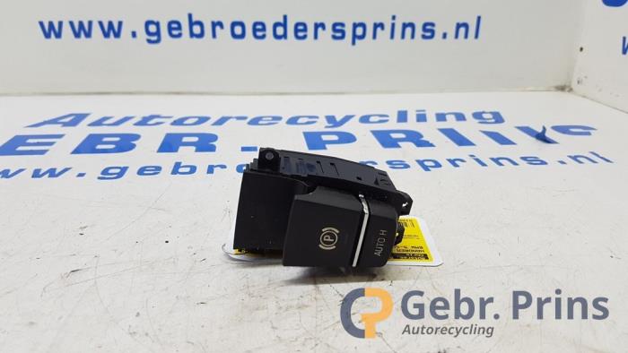 Gebruikte Handrem schakelaar BMW 5 serie (F10) 523i 24V Prijs € 25,00 Margeregeling aangeboden door Autorec. Gebr. Prins b.v.