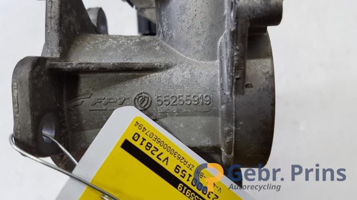 Gasklephuis van een Fiat Doblo Cargo (263) 1.3 D Multijet 2016