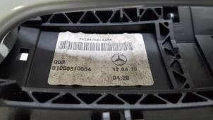 Gebruikte Deurgreep 4Deurs rechts-achter Mercedes A (W176) 1.6 A-180 16V Prijs € 25,00 Margeregeling aangeboden door Autorec. Gebr. Prins b.v.