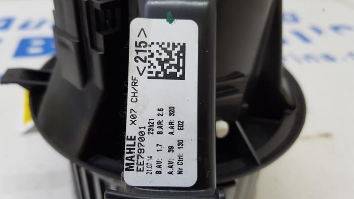 Kachel Ventilatiemotor van een Renault Twingo III (AH) 1.0 SCe 70 12V 2014