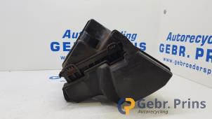 Gebruikte Luchtfilterhuis Renault Twingo III (AH) 1.0 SCe 70 12V Prijs € 40,00 Margeregeling aangeboden door Autorec. Gebr. Prins b.v.