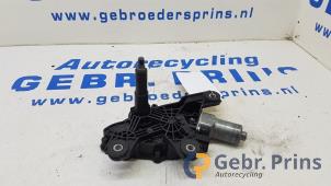 Gebruikte Ruitenwissermotor achter Renault Twingo III (AH) 1.0 SCe 70 12V Prijs € 30,00 Margeregeling aangeboden door Autorec. Gebr. Prins b.v.