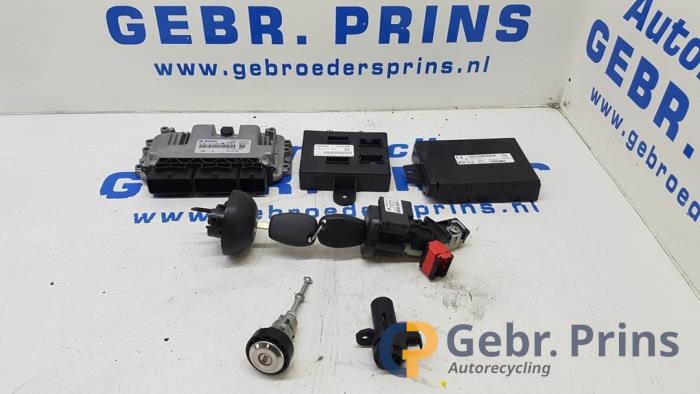 Gebruikte Kontaktslot + computer Renault Twingo III (AH) 1.0 SCe 70 12V Prijs € 125,00 Margeregeling aangeboden door Autorec. Gebr. Prins b.v.
