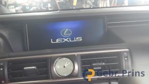 Gebruikte Display Multi Media regelunit Lexus IS (E3) 300h 2.5 16V Prijs € 500,00 Margeregeling aangeboden door Autorec. Gebr. Prins b.v.