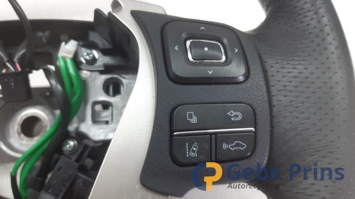 Stuurwiel van een Lexus IS (E3) 300h 2.5 16V 2020