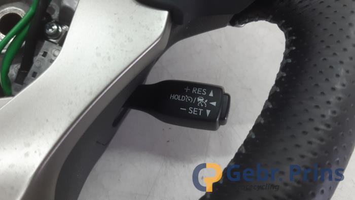 Stuurwiel van een Lexus IS (E3) 300h 2.5 16V 2020