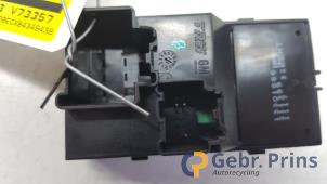 Gebruikte Schakelaar Elektrisch Raam Opel Meriva 1.4 16V Ecotec Prijs € 10,00 Margeregeling aangeboden door Autorec. Gebr. Prins b.v.