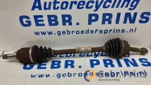Gebruikte Aandrijfas links-voor Peugeot 207/207+ (WA/WC/WM) 1.4 Prijs € 35,00 Margeregeling aangeboden door Autorec. Gebr. Prins b.v.