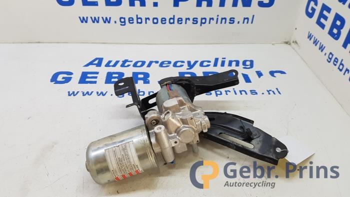 Gebruikte Rembekrachtiger Toyota RAV4 (A5) 2.5 Hybrid 16V AWD Prijs € 100,00 Margeregeling aangeboden door Autorec. Gebr. Prins b.v.