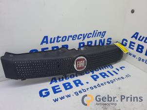 Gebruikte Grille Fiat Panda (169) 1.1 Fire Prijs € 30,00 Margeregeling aangeboden door Autorec. Gebr. Prins b.v.