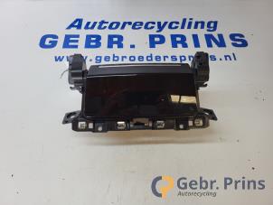 Gebruikte Opbergvak Peugeot 208 II (UB/UH/UP) 1.2 Vti 12V PureTech 100 Prijs € 25,00 Margeregeling aangeboden door Autorec. Gebr. Prins b.v.