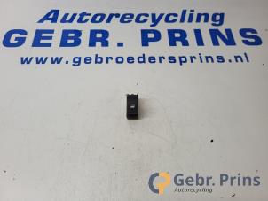 Gebruikte Ruit schakelaar elektrisch Peugeot 208 II (UB/UH/UP) 1.2 Vti 12V PureTech 100 Prijs € 10,00 Margeregeling aangeboden door Autorec. Gebr. Prins b.v.