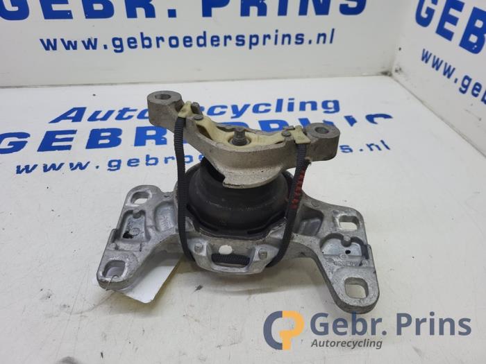 Gebruikte Versnellingsbak Steun Volvo V40 (MV) 2.0 D2 16V Prijs € 20,00 Margeregeling aangeboden door Autorec. Gebr. Prins b.v.