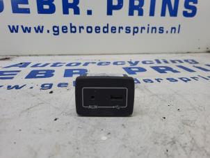 Gebruikte AUX/USB aansluiting Fiat Doblo Cargo (263) 1.6 D Multijet Prijs € 30,00 Margeregeling aangeboden door Autorec. Gebr. Prins b.v.