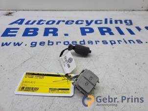 Gebruikte Schuifdak schakelaar Volkswagen Tiguan (AD1) 1.4 TSI 16V Prijs € 10,00 Margeregeling aangeboden door Autorec. Gebr. Prins b.v.