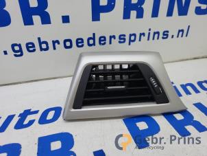 Gebruikte Luchtrooster Dashboard BMW 3 serie (F30) 320d 2.0 16V EfficientDynamicsEdition Prijs € 20,00 Margeregeling aangeboden door Autorec. Gebr. Prins b.v.