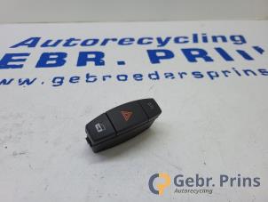 Gebruikte Schakelaar Paniekverlichting BMW 1 serie (E81) 120i 16V Prijs € 10,00 Margeregeling aangeboden door Autorec. Gebr. Prins b.v.