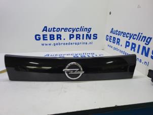 Gebruikte Sierlijst achterklep Opel Karl 1.0 12V Prijs € 55,00 Margeregeling aangeboden door Autorec. Gebr. Prins b.v.