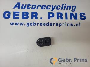 Gebruikte Licht Schakelaar Opel Corsa D 1.2 16V Prijs € 10,00 Margeregeling aangeboden door Autorec. Gebr. Prins b.v.
