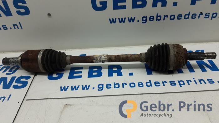 Gebruikte Aandrijfas links-voor Renault Clio III (BR/CR) 1.5 dCi FAP Prijs € 35,00 Margeregeling aangeboden door Autorec. Gebr. Prins b.v.