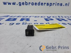 Gebruikte AUX/USB aansluiting BMW 5 serie Touring (F11) 525d 24V Prijs € 15,00 Margeregeling aangeboden door Autorec. Gebr. Prins b.v.