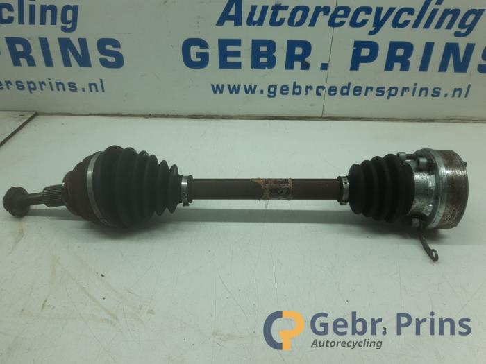 Gebruikte Aandrijfas links-voor Volkswagen Golf VII (AUA) 1.6 TDI 16V Prijs € 50,00 Margeregeling aangeboden door Autorec. Gebr. Prins b.v.