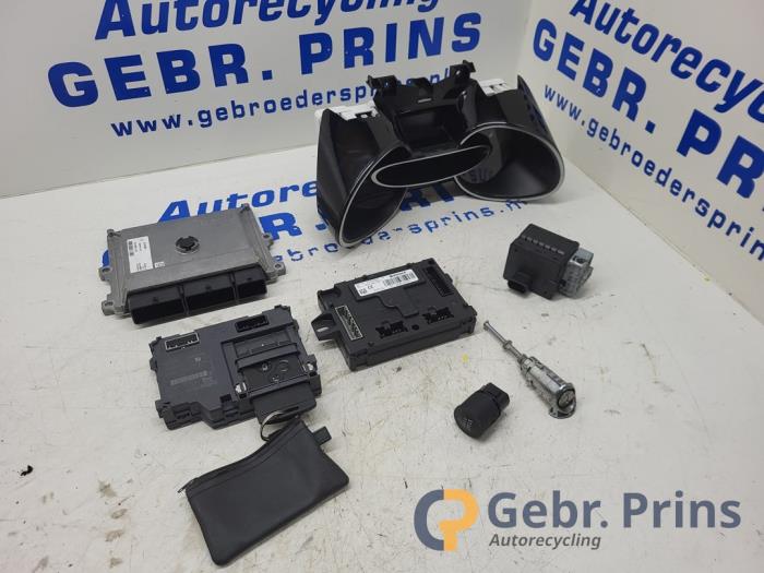 Gebruikte Kontaktslot + computer Renault Clio IV Estate/Grandtour (7R) 0.9 Energy TCE 90 12V Prijs € 125,00 Margeregeling aangeboden door Autorec. Gebr. Prins b.v.