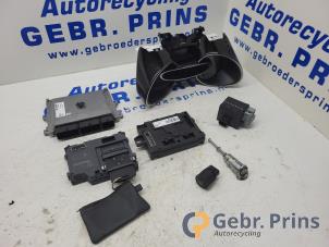 Gebruikte Kontaktslot + computer Renault Clio IV Estate/Grandtour (7R) 0.9 Energy TCE 90 12V Prijs € 125,00 Margeregeling aangeboden door Autorec. Gebr. Prins b.v.