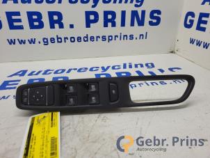 Gebruikte Raam schakelaar elektrisch Renault Clio IV Estate/Grandtour (7R) 0.9 Energy TCE 90 12V Prijs € 30,00 Margeregeling aangeboden door Autorec. Gebr. Prins b.v.