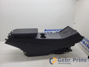 Gebruikte Middenconsoles Tesla Model Y (5YJY) RWD Prijs € 250,00 Margeregeling aangeboden door Autorec. Gebr. Prins b.v.