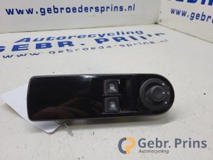 Gebruikte Elektrisch Raam Schakelaar Renault Clio IV Estate/Grandtour (7R) 1.5 Energy dCi 90 FAP Prijs € 20,00 Margeregeling aangeboden door Autorec. Gebr. Prins b.v.