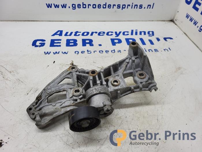 Gebruikte Dynamosteun boven Renault Clio IV Estate/Grandtour (7R) 1.5 Energy dCi 90 FAP Prijs € 35,00 Margeregeling aangeboden door Autorec. Gebr. Prins b.v.