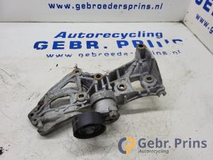 Gebruikte Dynamosteun boven Renault Clio IV Estate/Grandtour (7R) 1.5 Energy dCi 90 FAP Prijs € 35,00 Margeregeling aangeboden door Autorec. Gebr. Prins b.v.